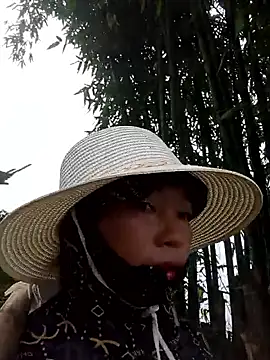 Yellow-pink online show from 05/19/26, 01:56