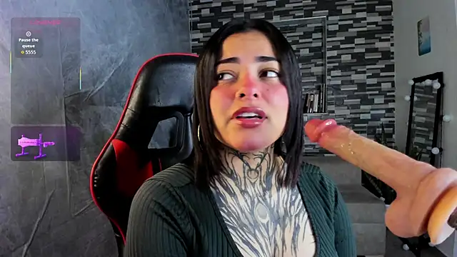 Snapshot of Sophiia_cherry chatting on 03/31/26, 05:35 Sophiia cherry online show from 03/31/26, 05:35