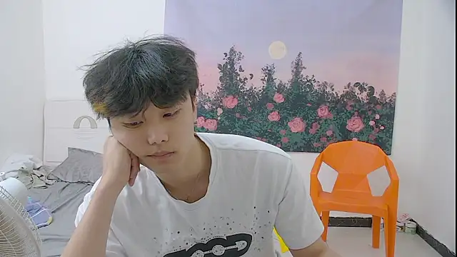 icecream-002 online show from 05/13/26, 01:36