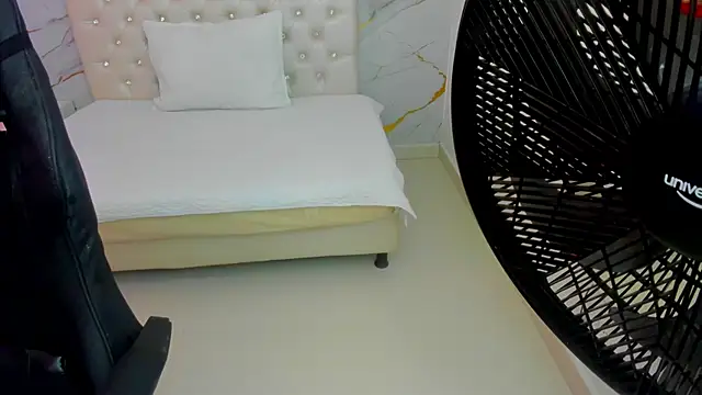 Sofia echeverri online show from 04/18/26, 12:31