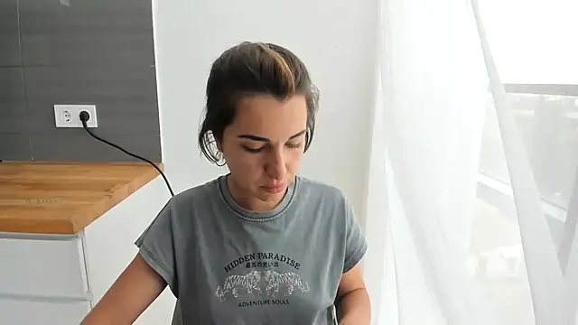 summmmersky1 online show from 07/04/26, 12:44