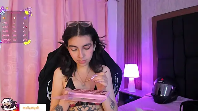 Molly A online show from 04/18/26, 07:07