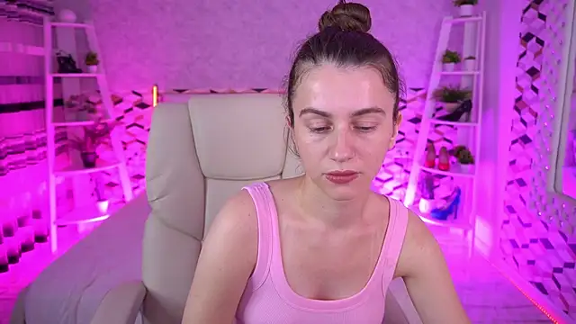 Snapshot of LittleJulii chatting on 06/19/26, 12:42 LittleJulii online show from 06/19/26, 12:42
