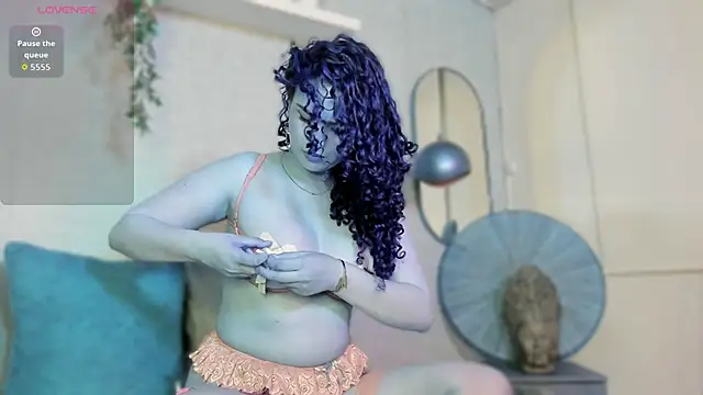 Snapshot of Cheryyl_Blossom chatting on 03/13/26, 03:35 Cheryyl Blossom online show from 03/13/26, 03:35