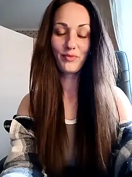 Snapshot of LunaCrystall chatting on 04/11/26, 04:00 LunaCrystall online show from 04/11/26, 04:00