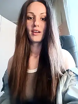 Snapshot of LunaCrystall chatting on 04/13/26, 04:01 LunaCrystall online show from 04/13/26, 04:01