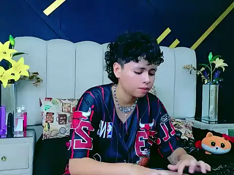 NikiEvanz online show from 04/28/26, 02:27