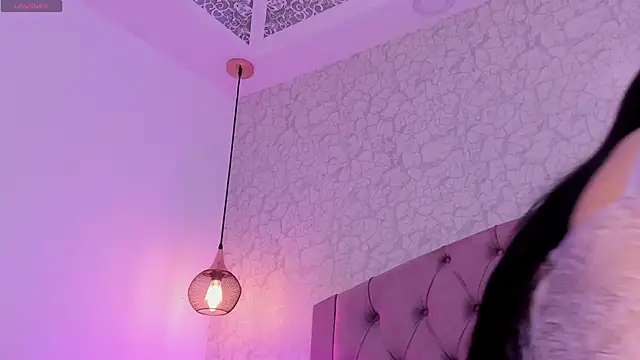 saraa joness  online show from 04/25/26, 06:27