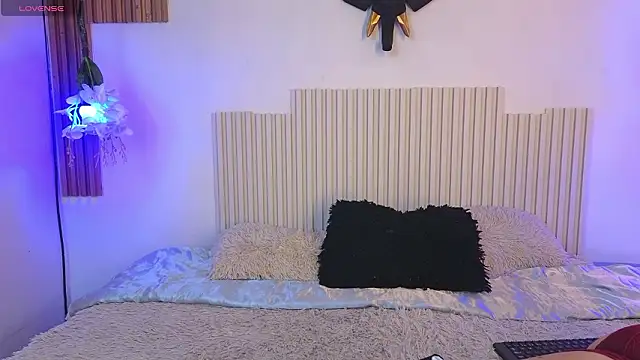 Snapshot of VixenxO chatting on 03/12/26, 05:52 VixenxO online show from 03/12/26, 05:52