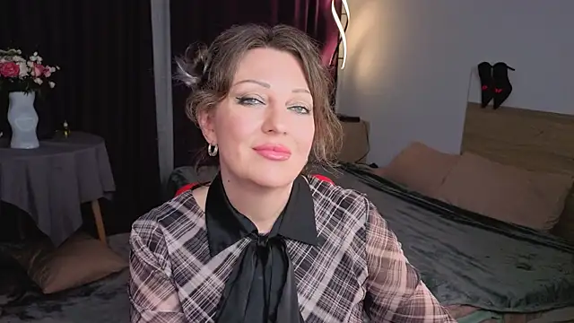 Snapshot of Sirena_Fly chatting on 06/17/26, 10:21 Sirena Fly online show from 06/17/26, 10:21