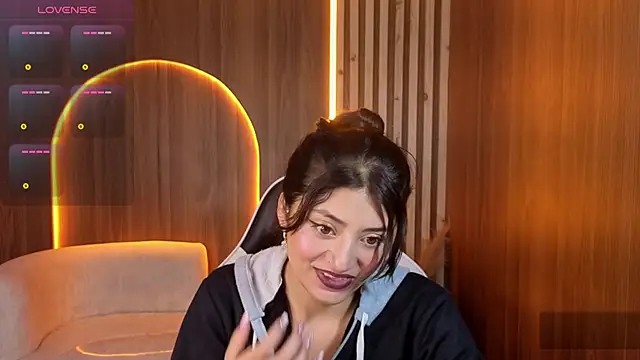 Lia queen tx online show from 05/05/26, 03:03