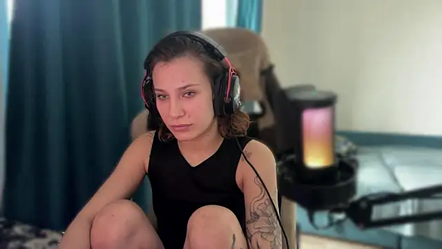 Snapshot of AlbyDengrov chatting on 03/13/26, 11:33 AlbyDengrov online show from 03/13/26, 11:33