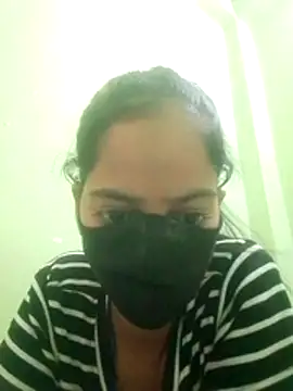 nidhiyadav00 online show from 04/13/26, 09:15