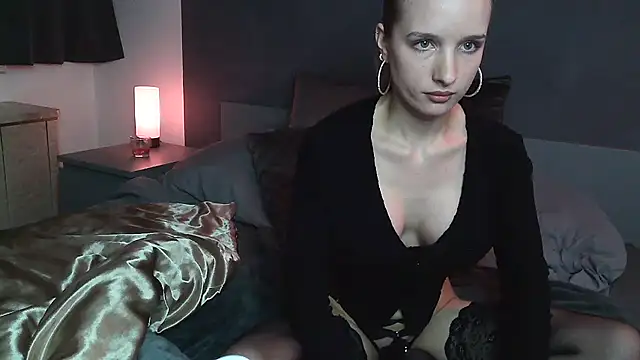 Skinny LunaValentina online show from 04/22/26, 08:10