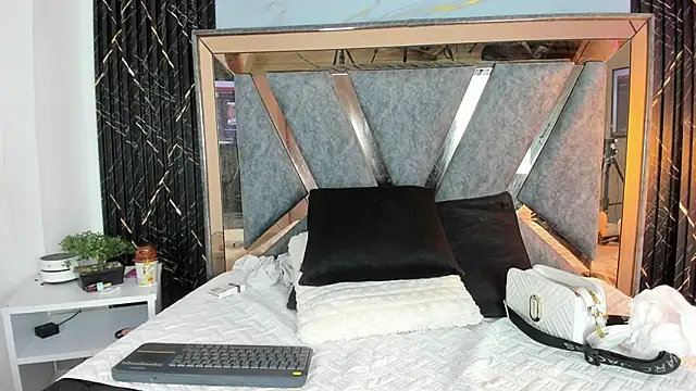 Hanna jonnes  online show from 03/12/26, 09:43