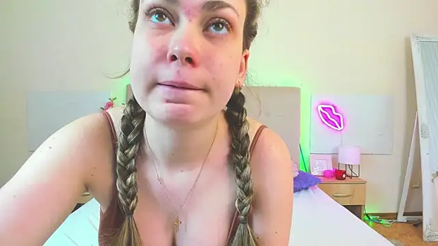 Snapshot of MelanieCuty chatting on 04/18/26, 05:33 MelanieCuty online show from 04/18/26, 05:33
