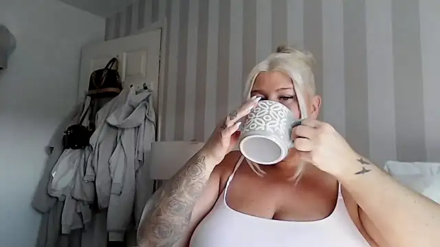 Lexi Laura online show from 04/24/26, 08:17