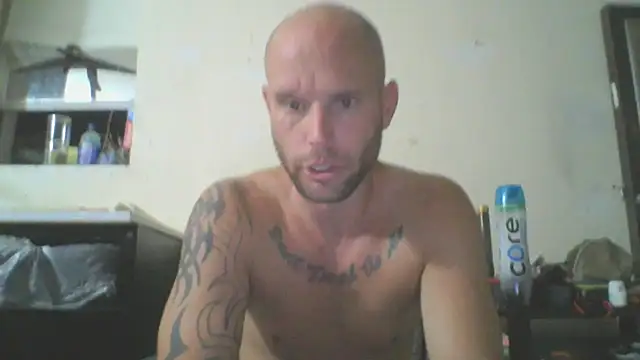 Snapshot of CaptCraker chatting on 03/26/26, 08:09 CaptCraker online show from 03/26/26, 08:09