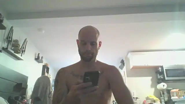 Snapshot of CaptCraker chatting on 04/05/26, 09:12 CaptCraker online show from 04/05/26, 09:12