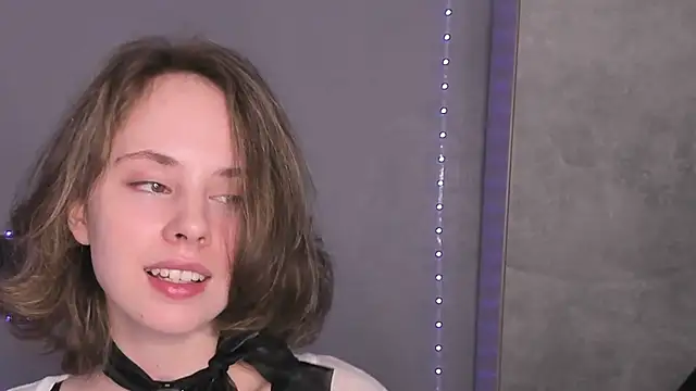 Snapshot of CrystaLeah chatting on 03/21/26, 07:24 CrystaLeah online show from 03/21/26, 07:24