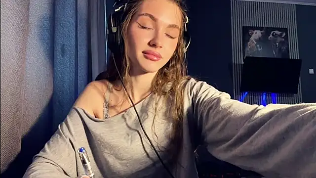 Snapshot of Veluxe chatting on 03/15/26, 12:22 Veluxe online show from 03/15/26, 12:22