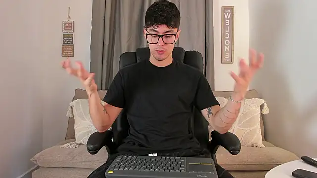 Snapshot of etham_wolf1 chatting on 03/25/26, 05:41 etham wolf1 online show from 03/25/26, 05:41