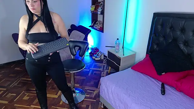 Scarlet Hiit online show from 07/08/26, 04:17