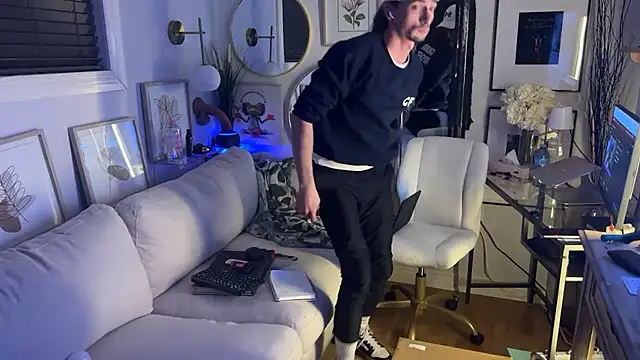 Snapshot of DylanBrook chatting on 04/07/26, 06:03 DylanBrook online show from 04/07/26, 06:03