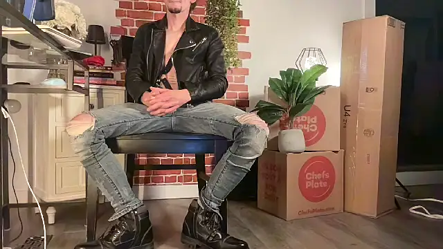Snapshot of DylanBrook chatting on 04/24/26, 04:37 DylanBrook online show from 04/24/26, 04:37