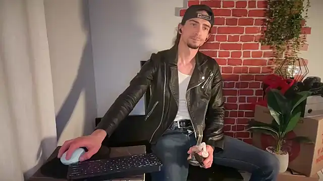 Snapshot of DylanBrook chatting on 04/25/26, 02:47 DylanBrook online show from 04/25/26, 02:47