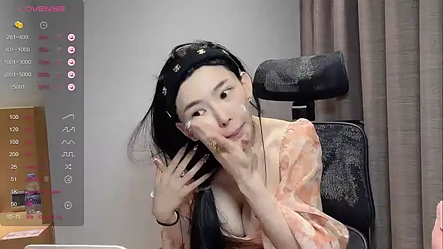 Snapshot of kiki-12 chatting on 04/18/26, 11:49 kiki-12 online show from 04/18/26, 11:49