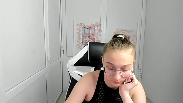 Mia kristal online show from 06/07/26, 07:34