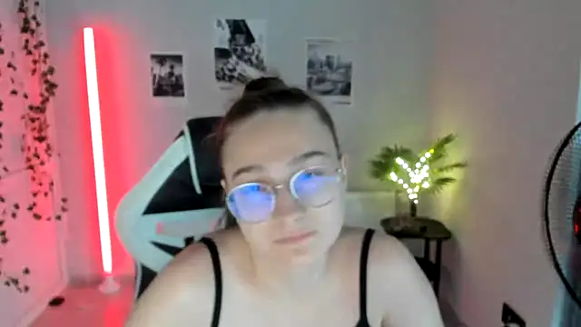 Snapshot of Mia_kristal chatting on 07/14/26, 11:27 Mia kristal online show from 07/14/26, 11:27