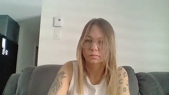 Snapshot of Couple_qc chatting on 03/21/26, 06:00 Couple qc online show from 03/21/26, 06:00