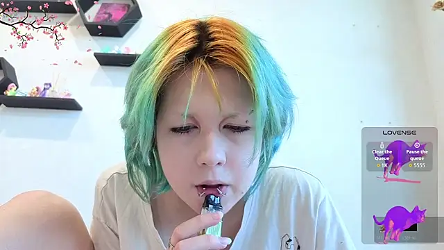 Snapshot of LittleKittenStar chatting on 06/17/26, 05:32 LittleKittenStar online show from 06/17/26, 05:32