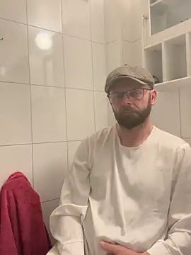 Snapshot of mrmoi1234 chatting on 03/18/26, 10:57 mrmoi1234 online show from 03/18/26, 10:57