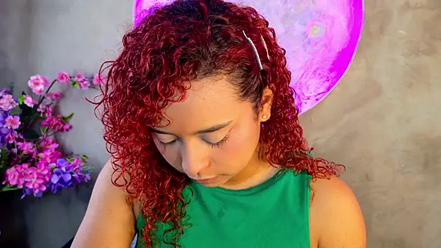 Snapshot of lara_curly chatting on 06/17/26, 10:06 lara curly online show from 06/17/26, 10:06