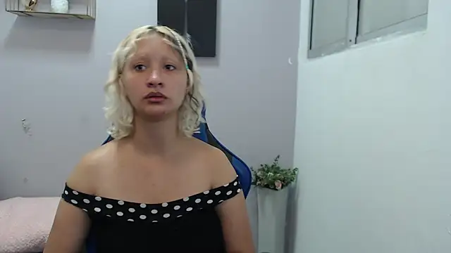 Snapshot of dafne_kim chatting on 03/25/26, 01:17 dafne kim online show from 03/25/26, 01:17