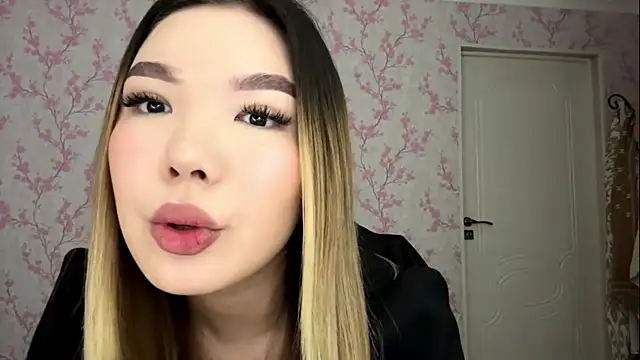 MadeleneStoesz online show from 03/23/26, 05:44