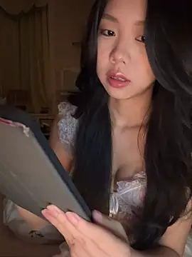 Snapshot of jolie_33 chatting on 05/03/26, 02:12 jolie 33 online show from 05/03/26, 02:12