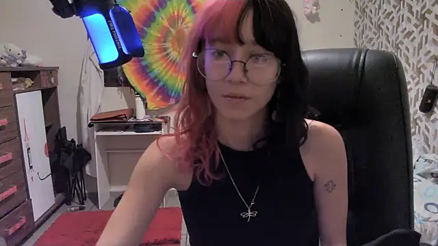 Snapshot of Moon_ chatting on 04/25/26, 12:57 Moon online show from 04/25/26, 12:57