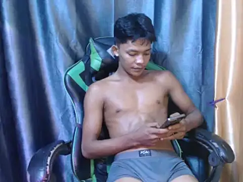 Snapshot of pinoy_lowey18 chatting on 05/04/26, 03:02 pinoy lowey18 online show from 05/04/26, 03:02