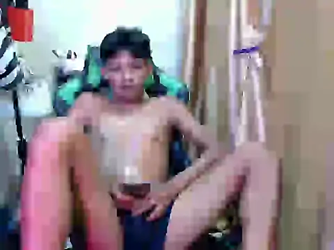Snapshot of pinoy_lowey18 chatting on 05/19/26, 04:30 pinoy lowey18 online show from 05/19/26, 04:30