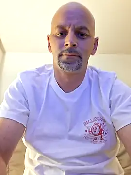 Snapshot of middickstroking chatting on 04/13/26, 03:23 middickstroking online show from 04/13/26, 03:23