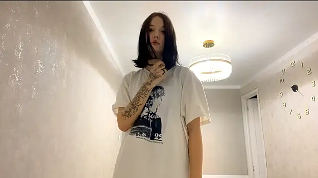 Snapshot of LinHebron chatting on 03/23/26, 12:42 LinHebron online show from 03/23/26, 12:42