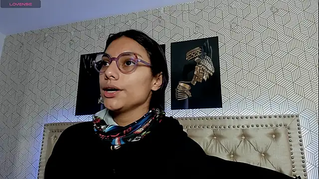 Snapshot of ValeAlvarez_ chatting on 04/14/26, 07:42 ValeAlvarez online show from 04/14/26, 07:42