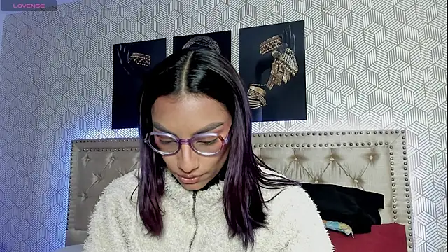 Snapshot of ValeAlvarez_ chatting on 04/16/26, 03:57 ValeAlvarez online show from 04/16/26, 03:57