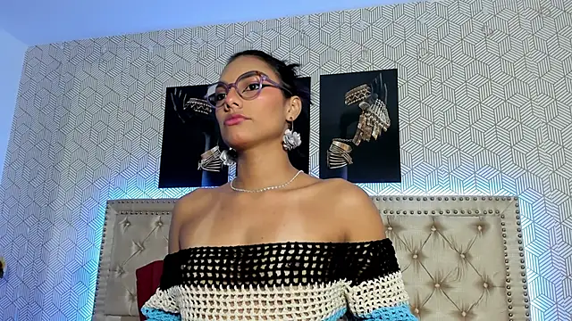 Snapshot of ValeAlvarez_ chatting on 04/19/26, 05:56 ValeAlvarez online show from 04/19/26, 05:56