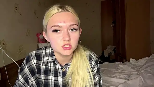 Snapshot of Sophia_Blonde chatting on 05/25/26, 04:24 Sophia Blonde online show from 05/25/26, 04:24