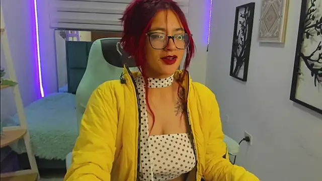 Snapshot of Sara_Red_X chatting on 06/07/26, 04:05 Sara Red X online show from 06/07/26, 04:05